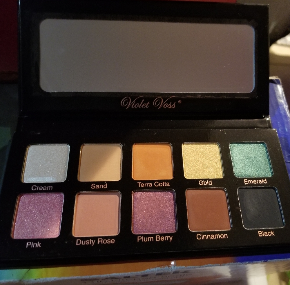Violet Voss Essentials Pallete